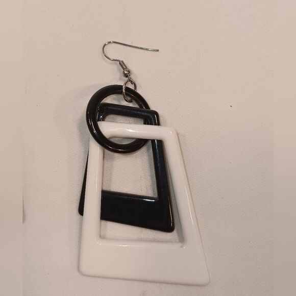 Women's black and white earrings - Picture 2 of 3